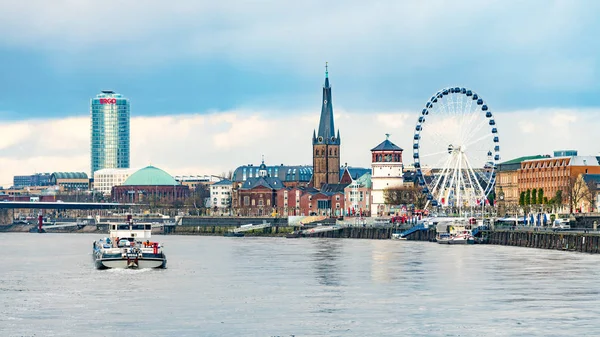 ALEMANIA, DUSSELDORF - 28 DE NOVIEMBRE DE 2017: Hermosa orilla del Rin — Foto de Stock