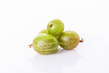 Beyaz arka planda izole yeşil Bektaşi üzümü yığını