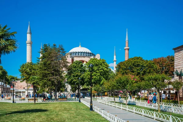 ISTANBUL, TURQUIA - 11 de julho de 2017: Vista para Hagia Sofia, linda — Fotografia de Stock