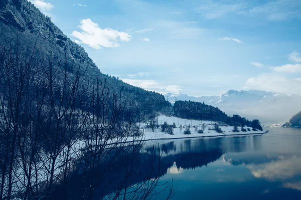 Bel hiver sur le lac. paysage hivernal — Photo