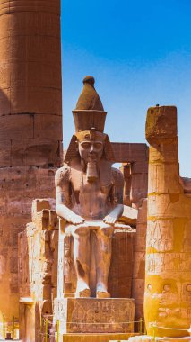 Luksor Tapınağı içinde heykeller ve sütunlar, Mısır
