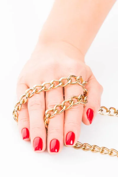 Cerrar las manos de la foto con la manicura roja que sostiene la cadena en blanco —  Fotos de Stock