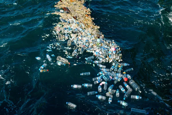 Plastikowe butelki wody zanieczyszczają Ocean — Zdjęcie stockowe