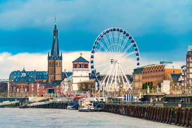 Almanya, Düsseldorf-28 Kasım 2017: Rhine 'ın güzel kıyısı