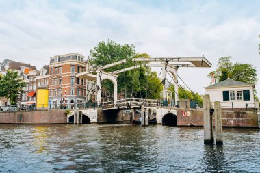 Amsterdam, Hollanda 5 Eylül 2017: kanallar ve nehirler. Şehir manzarası. Turistik yer. Manzaraları.