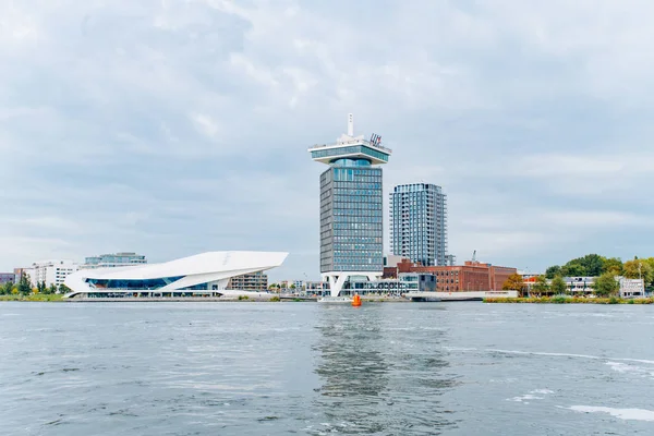 La Torre A 'dam - un edificio alto en Ámsterdam con columpio de pie — Foto de Stock