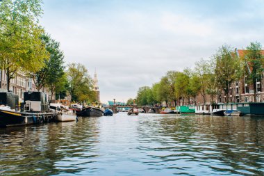 Amsterdam, Hollanda 5 Eylül 2017: kanallar ve nehirler. Şehir manzarası. Turistik yer. Manzaraları.