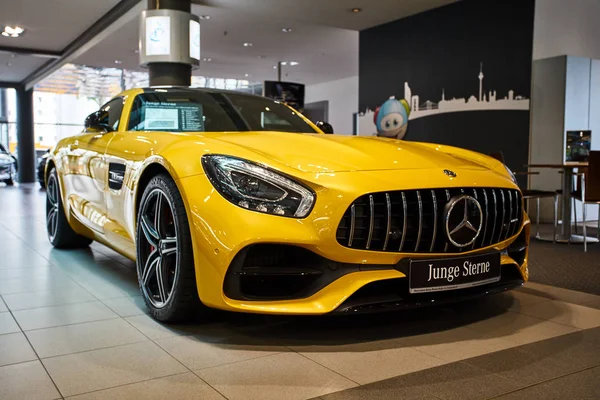 Almanya, Düsseldorf 17 Temmuz 2019: yeni modern Mercedes-Benz 