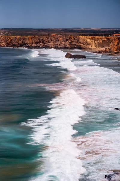 Bela costa de Portugal. penhasco no Oceano Atlântico — Fotografia de Stock