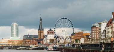 Almanya'da Ren nehri kıyısındaki Düsseldorf'un eski kenti 