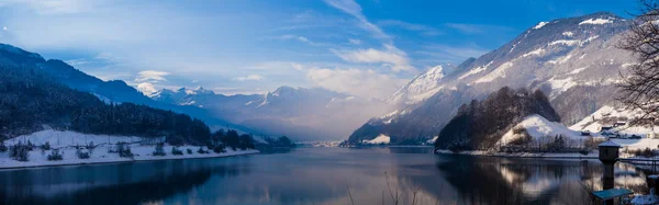 Hermoso invierno en el lago. paisaje de invierno —  Fotos de Stock