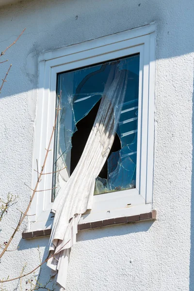 Janela rachada na casa velha — Fotografia de Stock