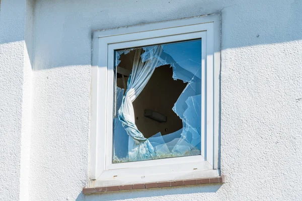 Gebarsten venster in het oude huis — Stockfoto