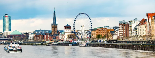 ALEMANIA, DUSSELDORF - 28 DE NOVIEMBRE DE 2017: Hermosa orilla del Rin — Foto de Stock