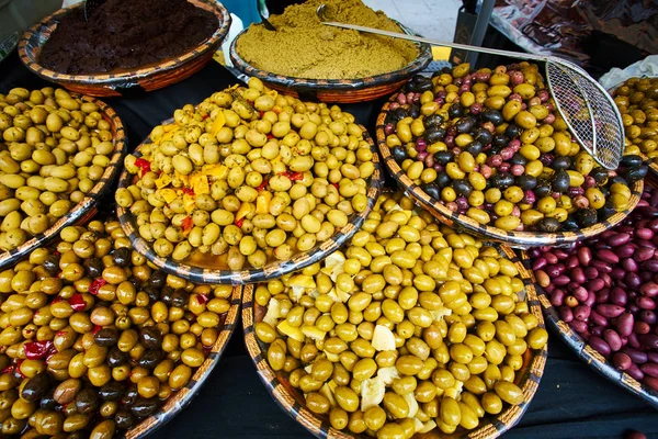 Marinované olivy na tržišti na ulici — Stock fotografie