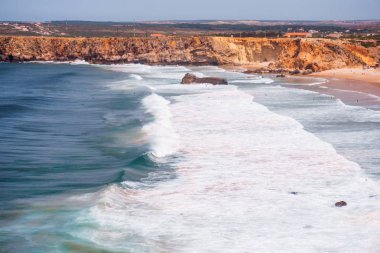 Portekiz sahili, Atlas Okyanusu'na doğru uçurum. Sagres'de çekilen