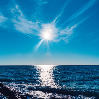kumlu plajda deniz dalgası çöküyor