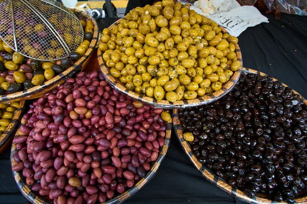 Olivy na prodej na trhu s potravinami — Stock fotografie