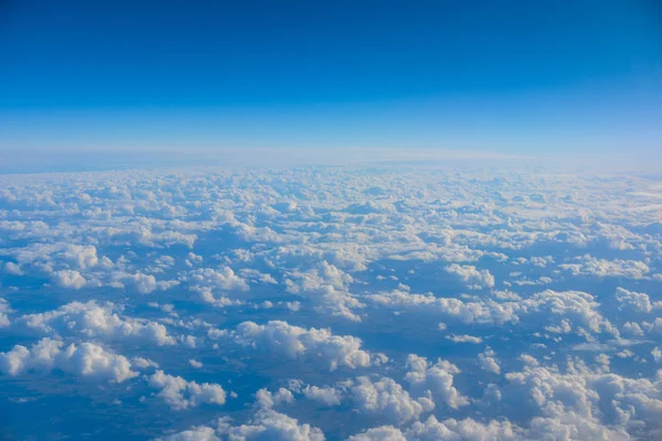 Cielo y nubes desde arriba del suelo vistas desde un avión — Foto de Stock