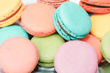 pembe arka planda renkli badem kurabiye