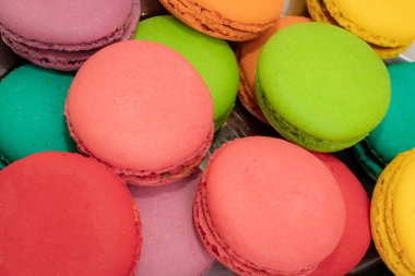 Pembe bir arka plan üzerinde renkli macarons Fransız