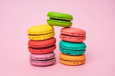 Pembe arka planda çok renkli makaronlar. Tatlı ve renkli f