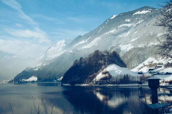 Bellissimo inverno sul lago. paesaggio invernale — Foto Stock