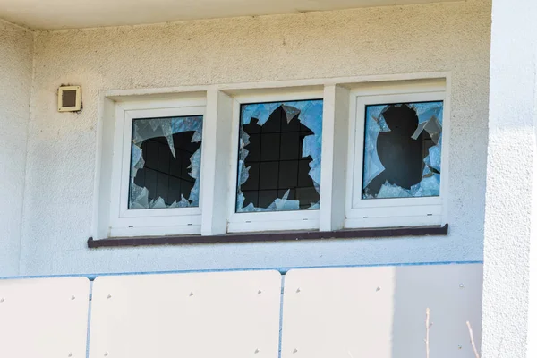 古い家で割れた窓 — ストック写真