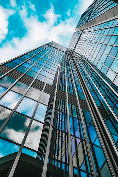 Hintergrund moderner Hochhäuser aus Glas — Stockfoto