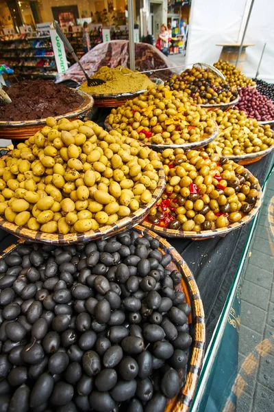 Green and black olives in the oriental market — Stock Photo, Image