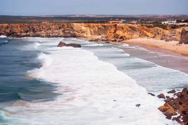 Portekiz sahili, Atlas Okyanusu'na doğru uçurum. Sagres'de çekilen