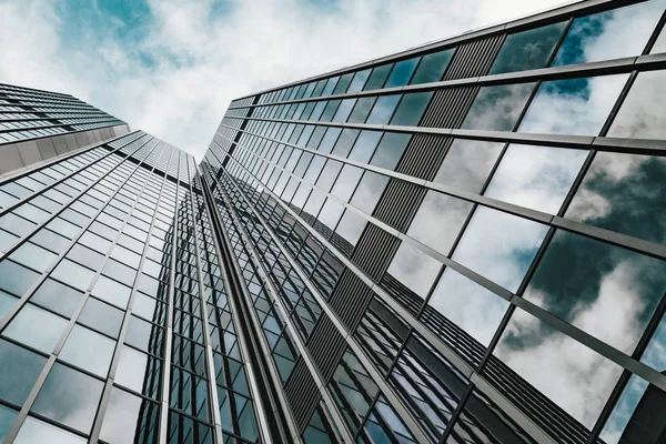 Glasoberfläche von Wolkenkratzern Blick in Bezirk von Business Center — Stockfoto