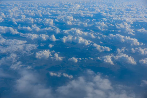 Himmel och moln uppifrån marken sedd från ett flygplan — Stockfoto