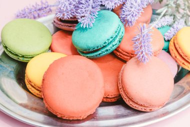 Pembe arka planda çok renkli makaronlar. Tatlı ve renkli f