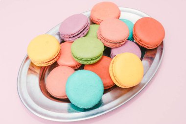 Tatlı kek makarna veya pembe arka plan üzerinde makarna