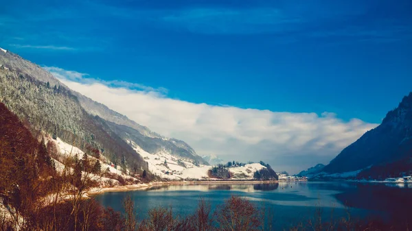 Schöne Winterlandschaft in den Alpen mit verschneiten Bergen — Stockfoto