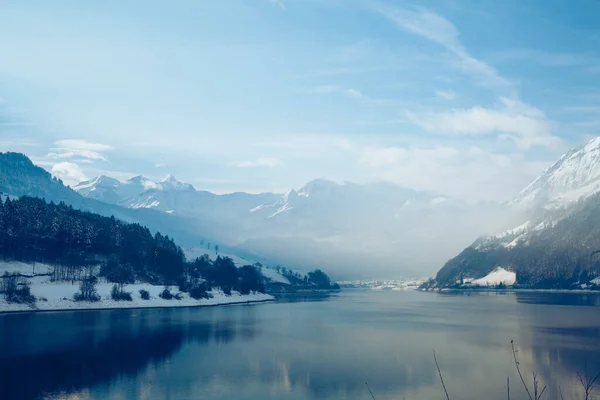 Bel hiver sur le lac. paysage hivernal — Photo