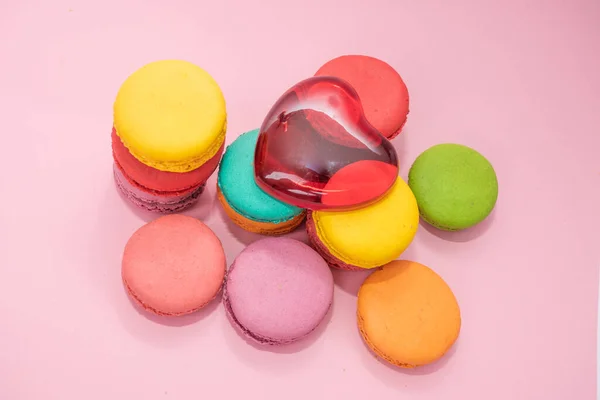 Macarons coloridos franceses sobre fondo rosa — Foto de Stock