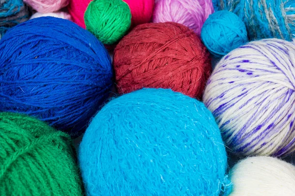 Bola de lana hilado. Hilos de colores para la costura. Tejido colorido —  Fotos de Stock