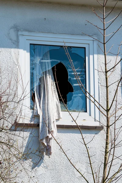 古い家で割れた窓 — ストック写真