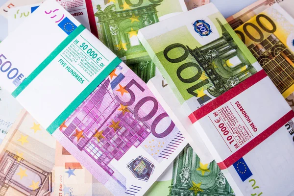 Dinero en euros. Fondo en efectivo en euros. Billetes en euros — Foto de Stock