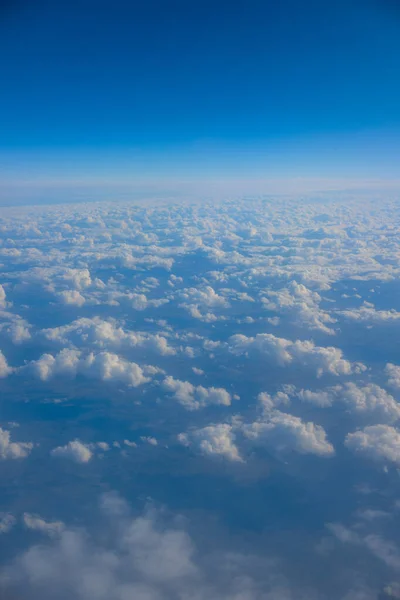 Σύννεφα, μια άποψη από το παράθυρο του αεροπλάνου — Φωτογραφία Αρχείου