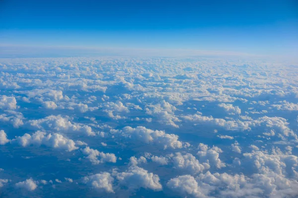 Nuvens, uma vista da janela do avião — Fotografia de Stock