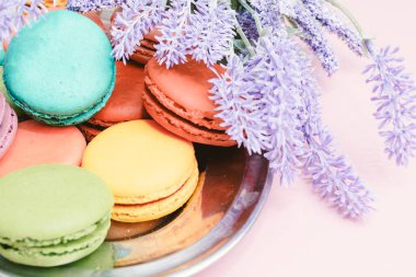 lavanta çiçekleri ile fransız makarna kek kompozisyon