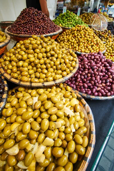Olive marinate sul mercato di strada di provenienza — Foto Stock