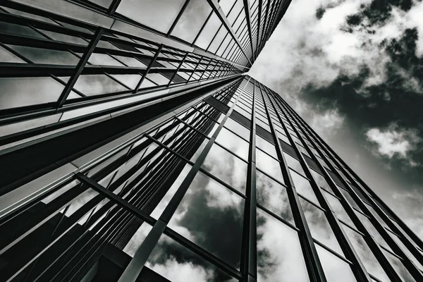 Superficie di vetro dei grattacieli vista nel quartiere del centro commerciale — Foto Stock