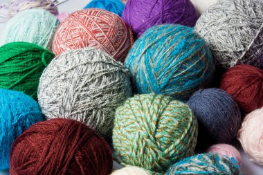 Yün yumakları, elle yapılmış. Yünden renkli toplar