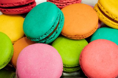 Pembe bir arka plan üzerinde renkli macarons Fransız