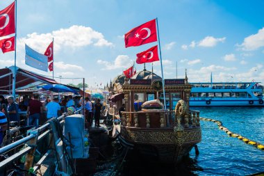 İstanbul, Türkiye - 11 Temmuz 2017 : Balıklı sandviç büfesi