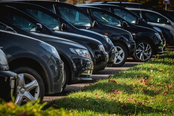 Bilar rad parkerad vid en bilhandlare lager — Stockfoto